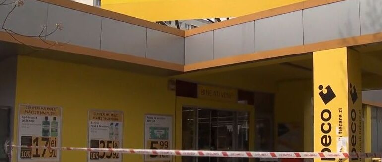 Tavanul unui supermarket din București s-a prăbușit peste o femeie <span style="color:#990000;">UPDATE</span>