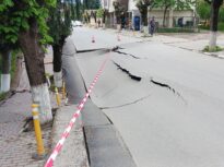 Intervenție de urgență pentru stabilizarea provizorie a străzii care s-a prăbușit în Slănic