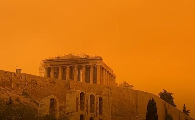 Imagini spectaculoase din Atena: Orașul a fost înghițit de o ceață portocalie (Galerie foto & video)