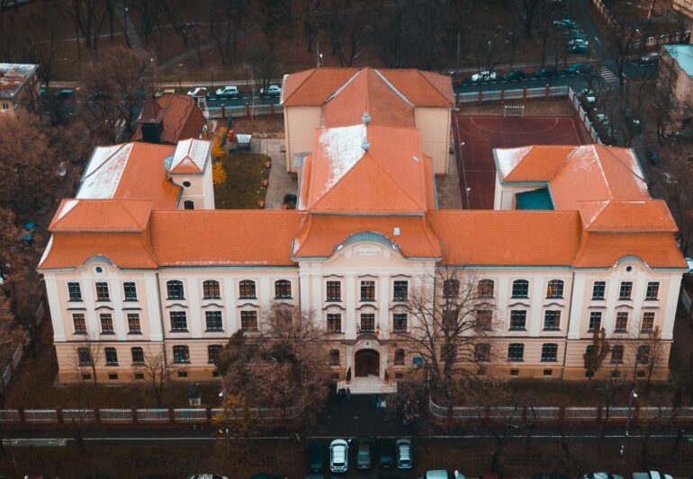 Timișoara: Zeci de elevi și profesori de la un liceu au ajuns la spital. Au simptome de intoxicație, dar nu se știe de la ce li se trage