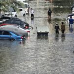 Potopul din Dubai – Cine vine acasă în avionul lui Ciolacu. Românii se plâng că autoritățile nu-i ajută: „N-au făcut nimic, nu au răspuns la niciun număr de telefon”