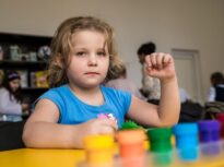 Statele UE, îndemnate să protejeze drepturile copiilor înaintea adoptării noului regulament privind migrația – campanie Save the Children