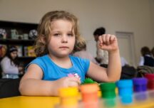 Peste jumătate dintre părinții care muncesc în alte țări nu vin acasă de Sărbători. Salvați Copiii întărește programul de sprijin pentru copiii rămași singuri acasă: Harta pe regiuni