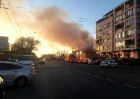 Incendiu puternic pe Șoseaua Chitilei, la un depozit de cherestea (Foto & Video)