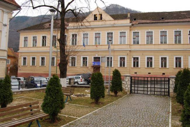Caz șocant la Brașov: Un elev de clasa a VII-a și-a șantajat profesoara cu poze indecente