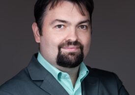 Mihai Mănescu este un scriitor de cărți pentru copii și producător de film