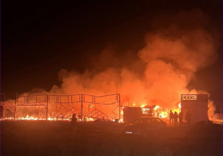 Incendiu puternic lângă plaja din Corbu: Două persoane au suferit atac de panică