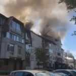 Incendiu în Rădăuți: Acoperișul unui bloc a ars ca o torță – UPDATE