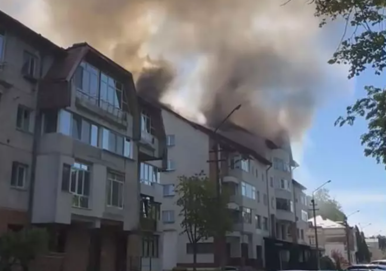 Incendiu în Rădăuți: Acoperișul unui bloc a ars ca o torță - <span style="color:#990000;">UPDATE</span>