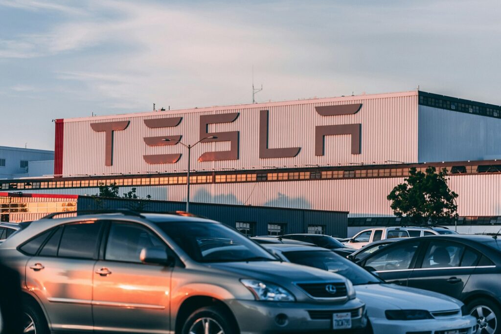 Roboții umanoizi Optimus ai Tesla, afectați de restricțiile Chinei privind exportul de pământuri rare