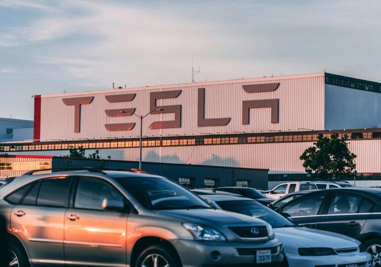 Elon Musk, vizită fulger la Beijing: Mișcarea pe care Tesla o pregătește în China
