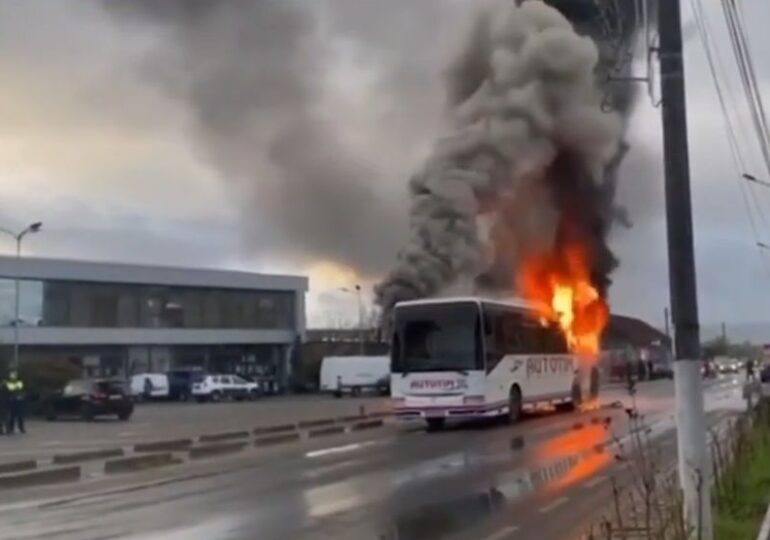 Un autocar plin de copii a ars ca o torță, la Moldova Nouă (Video)