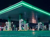 Benzinăriile din Ungaria, obligate să vândă mai ieftin. Guvernul le acuză că au prețuri de război