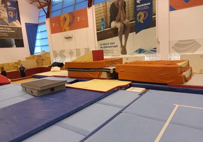 Violență la lotul masculin de juniori de gimnastică: Un sportiv a fost legat de calorifer, tuns și dezbrăcat