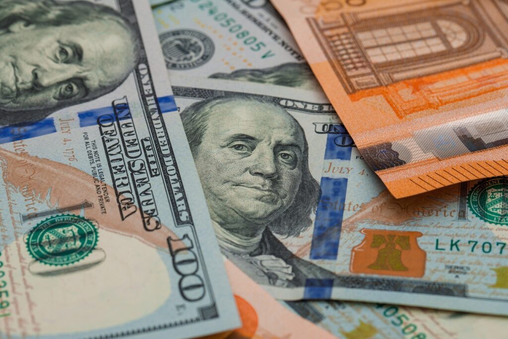 Euro și lira sterlină, la maxime multianuale față de dolar. Investitorii fug de tot ce e american