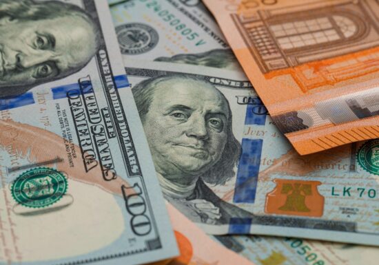 Euro și lira sterlină, la maxime multianuale față de dolar. Investitorii fug de tot ce e american