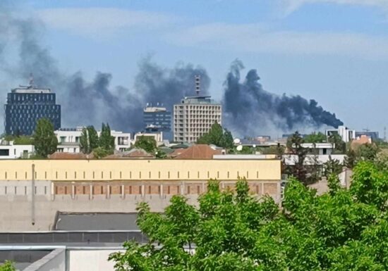 Incendiu la o clădire din nordul Capitalei. A fost emis mesaj Ro-Alert, 20 de persoane evacuate din blocul învecinat (Foto)