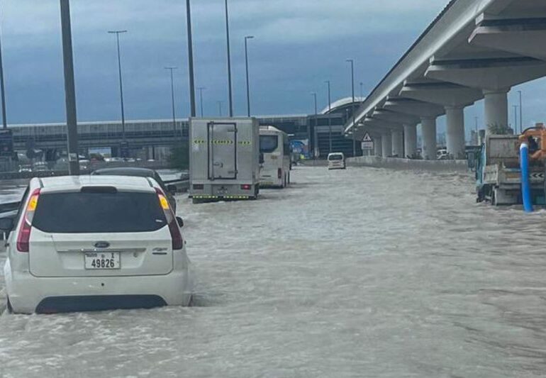 Două grupuri de români sunt blocate pe Aeroportul Dubai. Cum arată pistele inundate (Video)