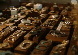 Care sunt pietrele semiprețioase ale zodiei Berbec și cum pot fi integrate în bijuterii handmade