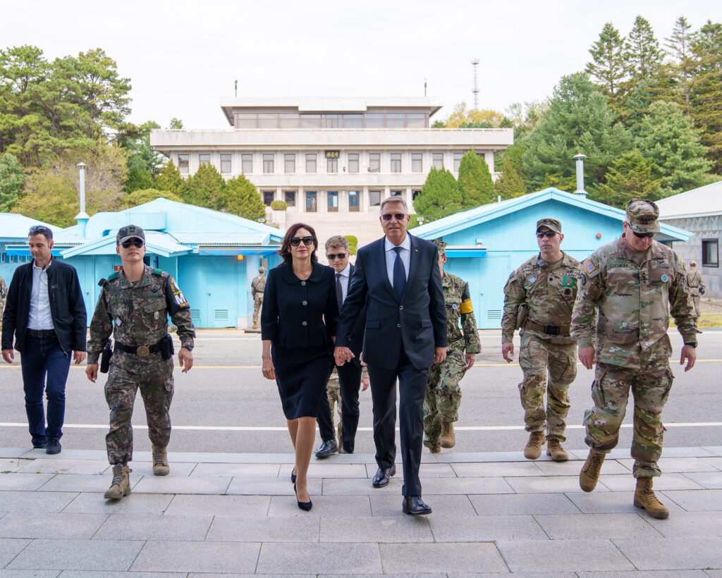Iohannis si Carmen în Zona Demilitarizată Coreea