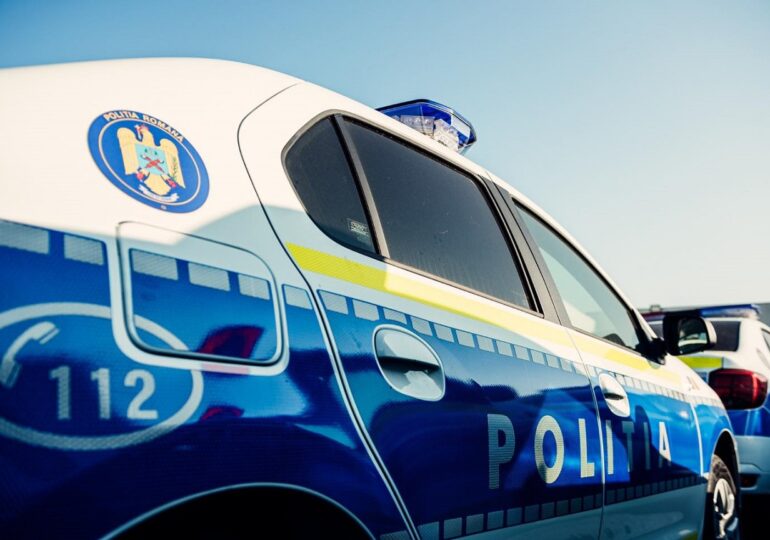Imagini cu un bărbat care taie cauciucul unei mașini de Poliție: Sindicatul Europol acuză autorii morali (Video)