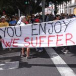 Mii de oameni au protestat în Insulele Canare pentru limitarea turismului (Foto & Video)