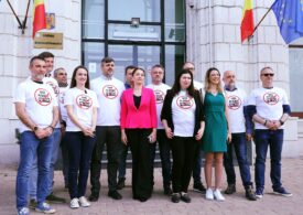 USR, protest la ușa ministrului de Finanțe: Aproape 100 de zile de când bagă mâna în buzunarul românilor prin „taxa pe boală” (Foto)