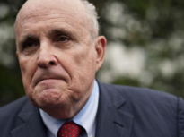 Arizona i-a pus sub acuzare pe aliații lui Trump, inclusiv pe Rudy Giuliani, pentru conspirație în vederea falsificării alegerilor. Fostul președinte figurează în acest caz drept participant la conspirație, dar fără un rol imputabil