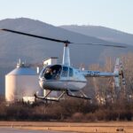 Un elicopter înmatriculat în SUA a aterizat într-o benzinărie în Curtea de Argeș. Localnicii și-au făcut selfie cu el