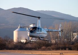 Un elicopter înmatriculat în SUA a aterizat într-o benzinărie în Curtea de Argeș. Localnicii și-au făcut selfie cu el