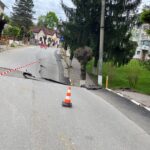 O stradă din Slănic s-a prăbușit. Surparea continuă și ar putea să ajungă la blocuri. Locatarii sunt evacuați (Foto&Video) UPDATE