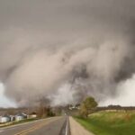 Zeci de tornade au lovit centrul SUA. Imaginile arată imense vârtejuri negre care mătură cerul (Video)