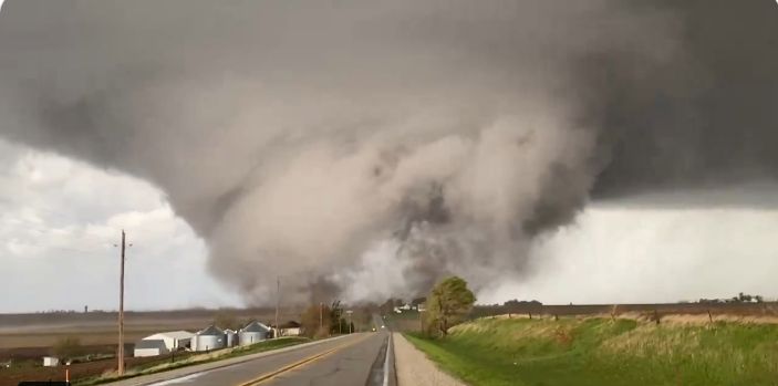 Zeci de tornade au lovit centrul SUA. Imaginile arată imense vârtejuri negre care mătură cerul (Video)