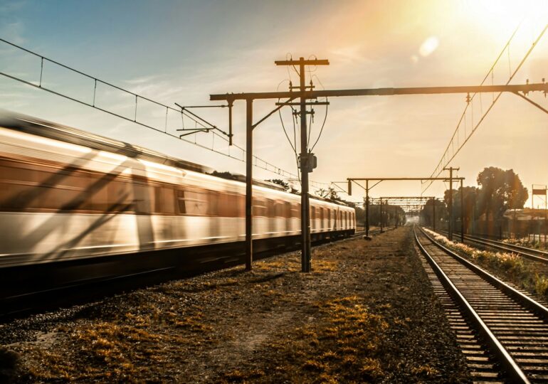 Trafic feroviar oprit între stațiile Medgidia și Mircea Vodă. Șapte trenuri sunt afectate