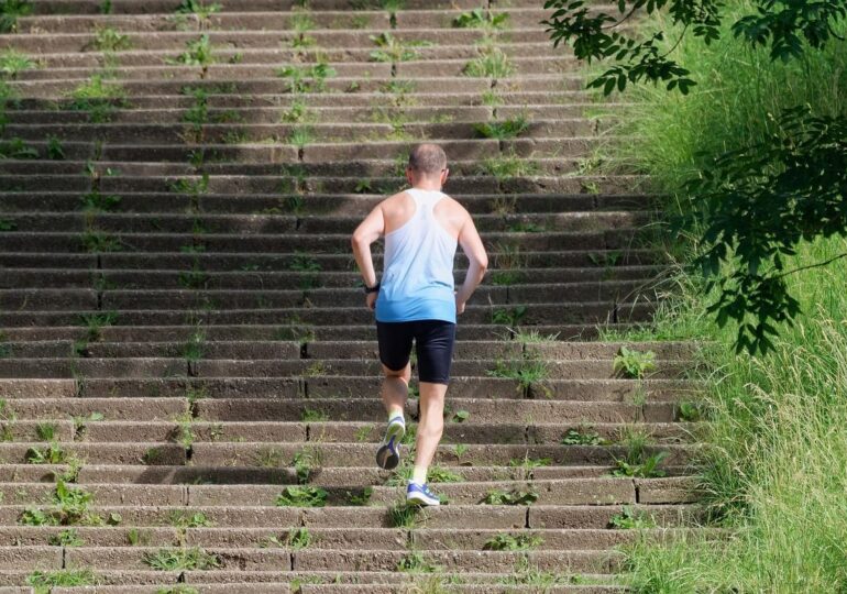 Cum îți ajută sănătatea urcatul scărilor