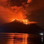 Vulcanul Ruang erupe de câteva zile. Sute de oameni au fost evacuați, nivelul de alertă este ridicat (Foto & Video)