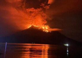Vulcanul Ruang erupe de câteva zile. Sute de oameni au fost evacuați, nivelul de alertă este ridicat (Foto & Video)