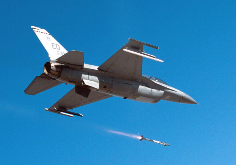 Avioanele de luptă F-16 ale României primesc cea mai recentă versiune de rachete Sidewinder