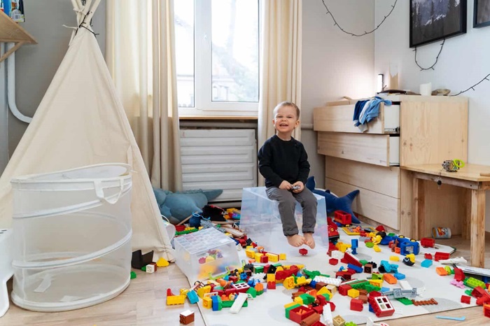Cantitatea enormă de microplastice pe care o inhalăm zilnic în casele și mașinile noastre. De unde provine