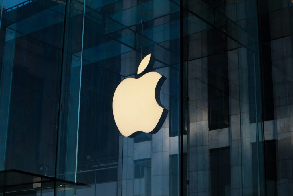 Apple, prinsă fără colac de salvare în intensificarea războiului comercial dintre SUA și China