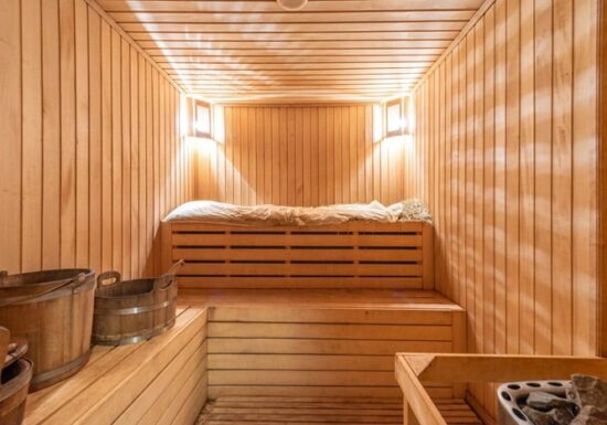 Terapia cu lumină roșie și saunele, mai mult decât simple tendințe. Ce beneficii au și cum le folosești corect