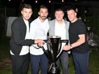 Elias Charalambous si antrenorii de la FCSB cu trofeul