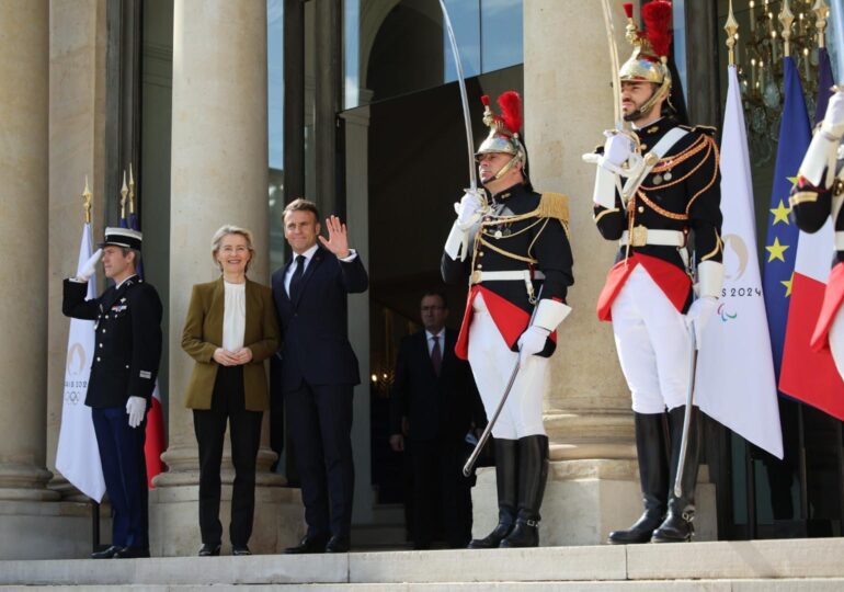 Xi Jinping a ajuns la Palatul Elysée. Prima întâlnire, cu Macron și Ursula von der Leyen (Video)