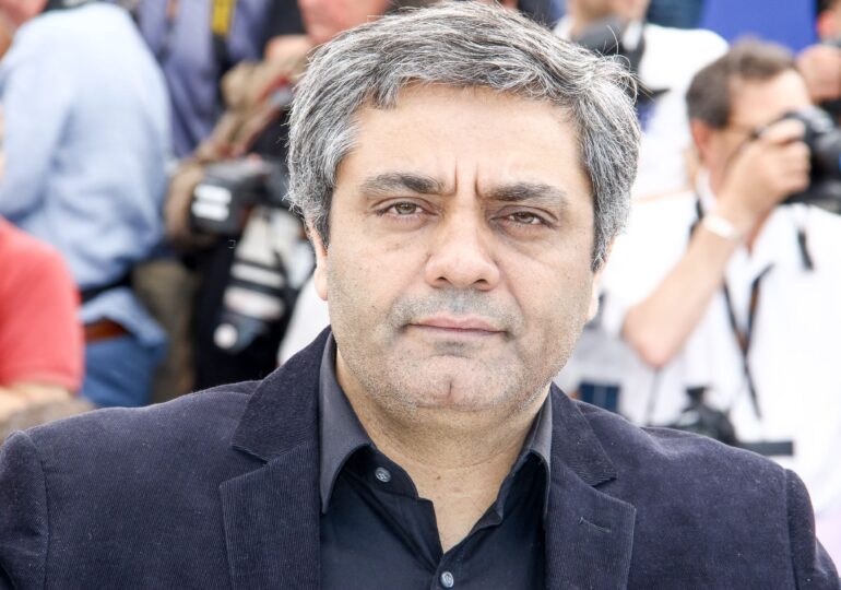Un celebru regizor iranian a fost condamnat la 8 ani de închisoare și lovituri de bici