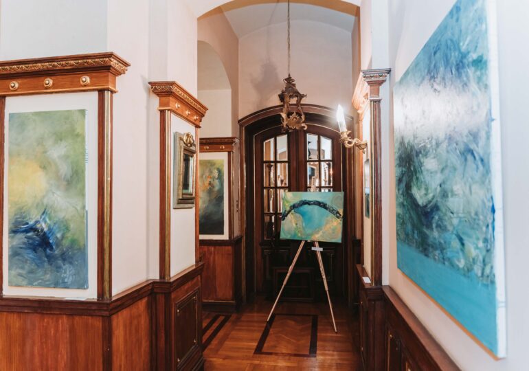 Lumea artistică din România comemorează un an de la dispariția tragică a tinerei artiste Oana Ionel prin expoziția postum de la Palatul Ghica Victoria