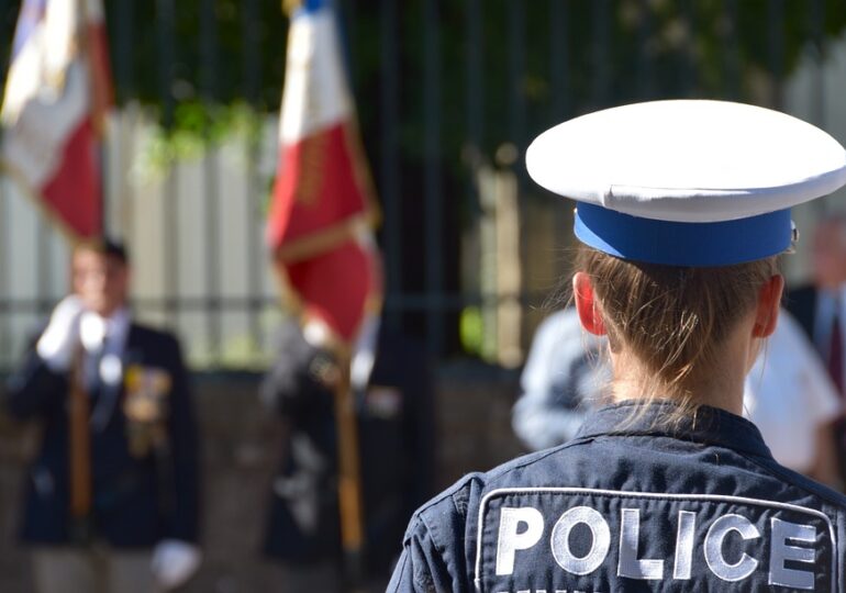 Doi polițiști din Paris au fost împușcați chiar în interiorul secției (Video)