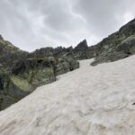 Patru tineri rătăciți în Masivul Parâng au fost recuperați de salvamontiști. Unii erau în pantaloni scurți, deși în zonă este zăpadă (Video)