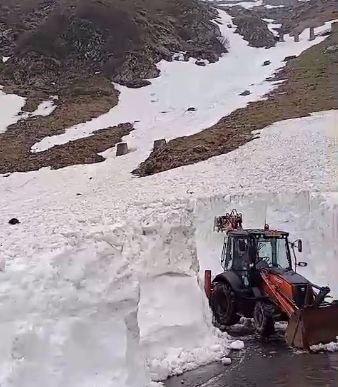 Zăpadă de peste 4 metri pe Transfăgărășan. Drumarii intervin în zonă (Video)