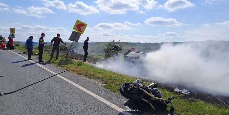 Vaslui: Accident cu o mașină și două motociclete, care au luat foc în urma impactului. Trei persoane au murit (Foto)