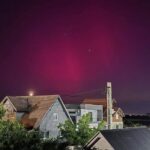 Imagini spectaculoase cu aurola boreală văzute din România. De ce e roșie și nu verde. Furtuna solară ține tot weekendul